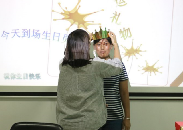 新宝GG触摸屏厂家7月为员工们举行生日会