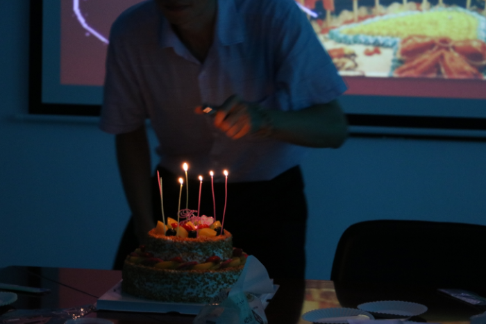 新宝GG触摸屏厂家7月为员工们举行生日会